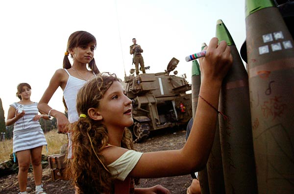 Israeli-Girls-Signing-Shell.jpg