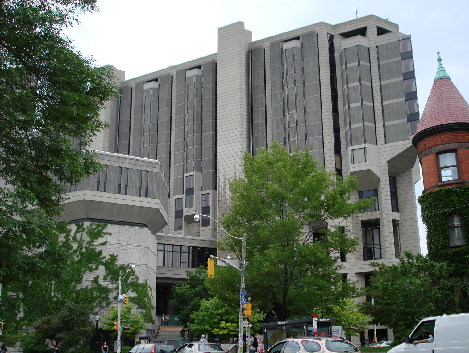 Robarts_Library_in_UofT.jpg