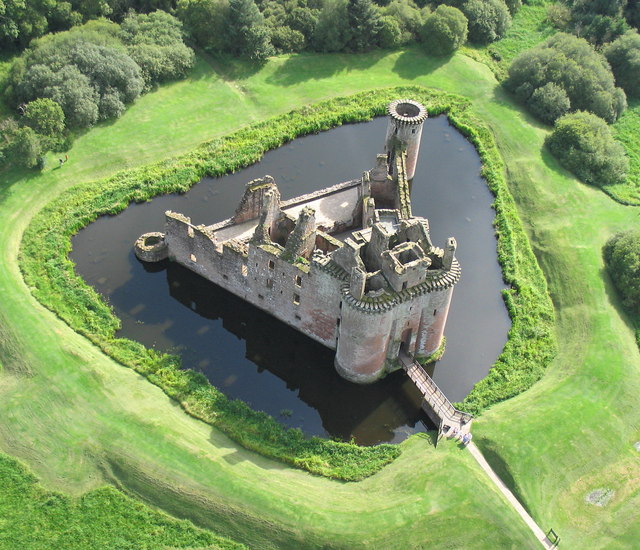 Caerlaverock_Castle_from_the_air_1.jpeg