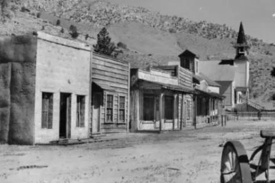 Flooded California ghost town resurfaces during drought