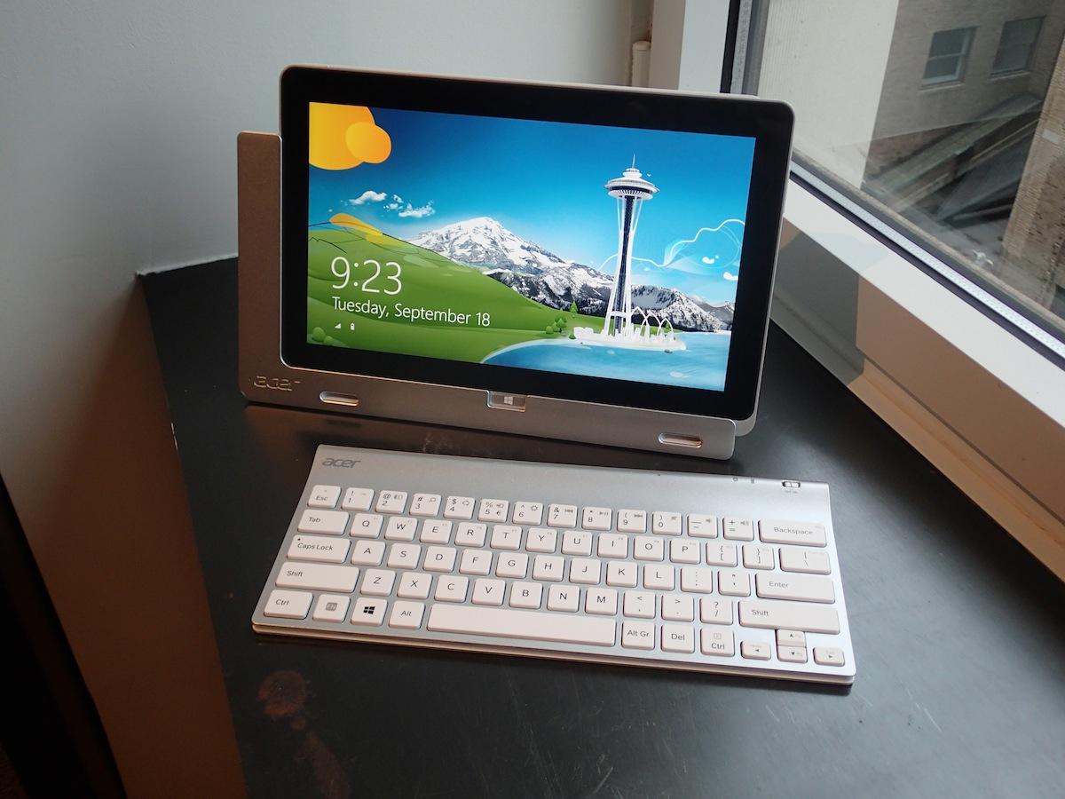 Acer-Iconia-W700-tablet-set.jpg