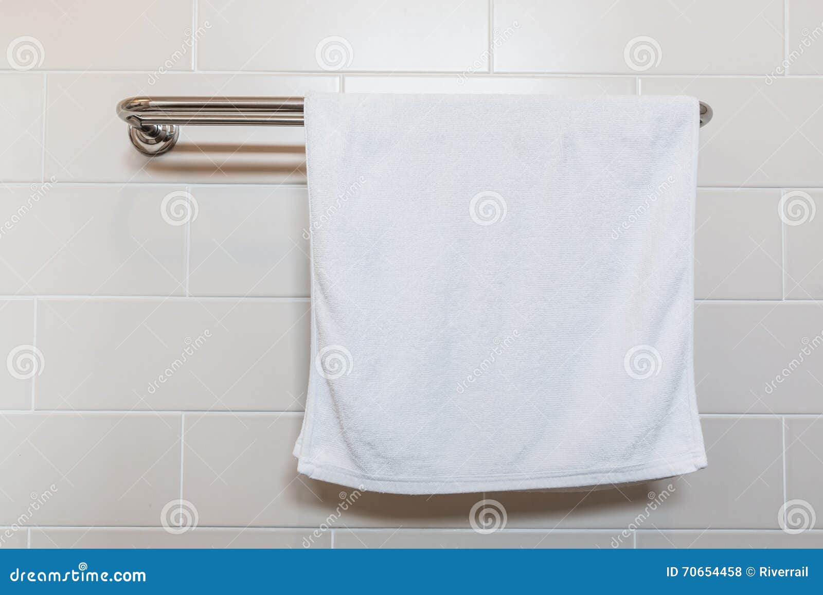 toalla-en-una-suspensi%C3%B3n-70654458.jpg