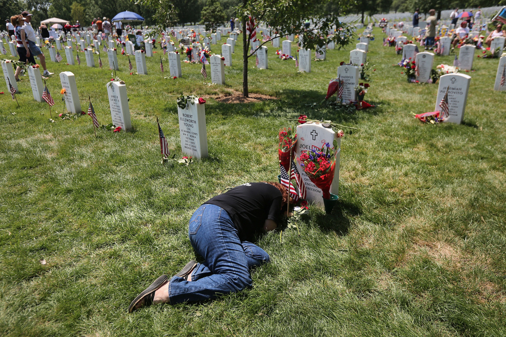woman-mourns-son-america-memorial-day.jpg