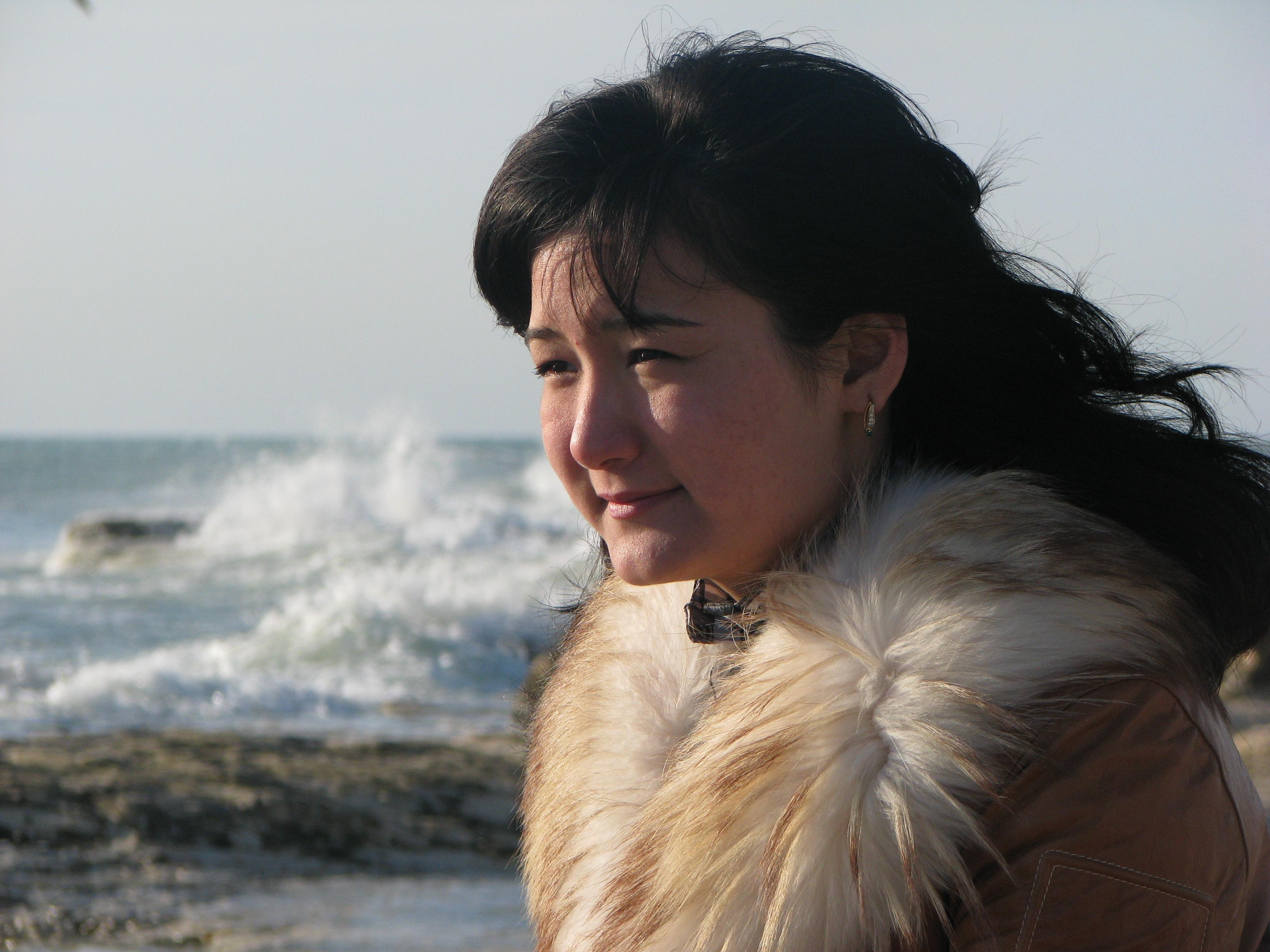 Kazakh_woman_at_the_Caspian_Sea.JPG
