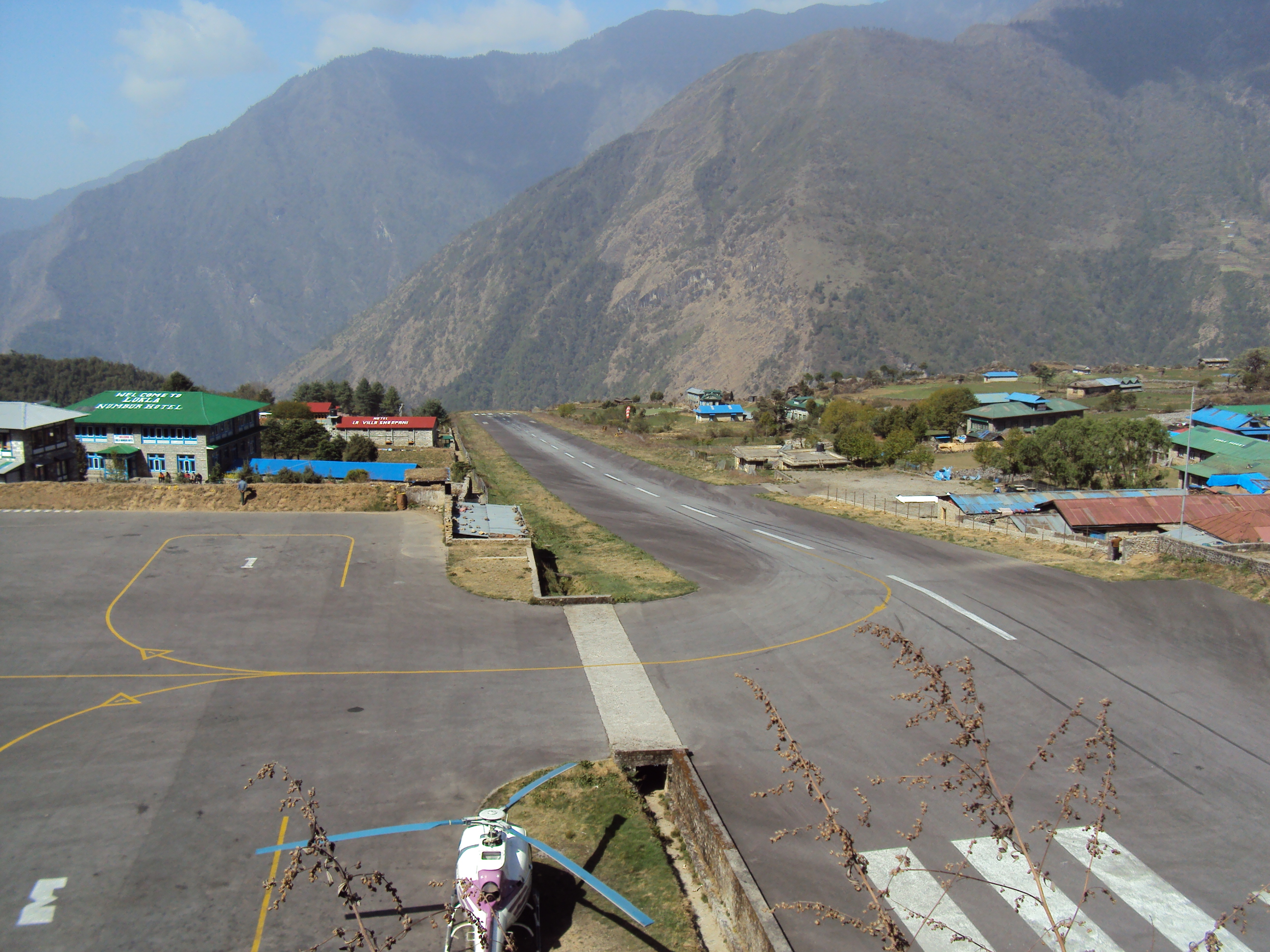 Lukla_Airport_April_2010.JPG
