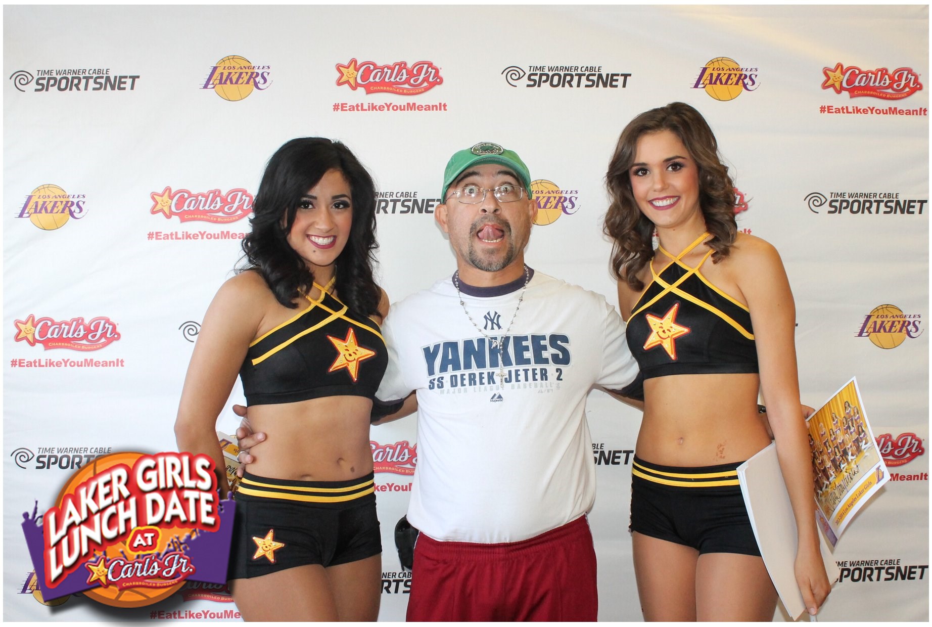 Lakers-Girls-With-Awkward-Fans-17.jpg