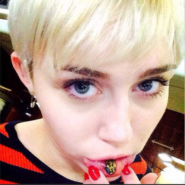 miley-cyrus-gets-sad-kitty-tattoo.jpg
