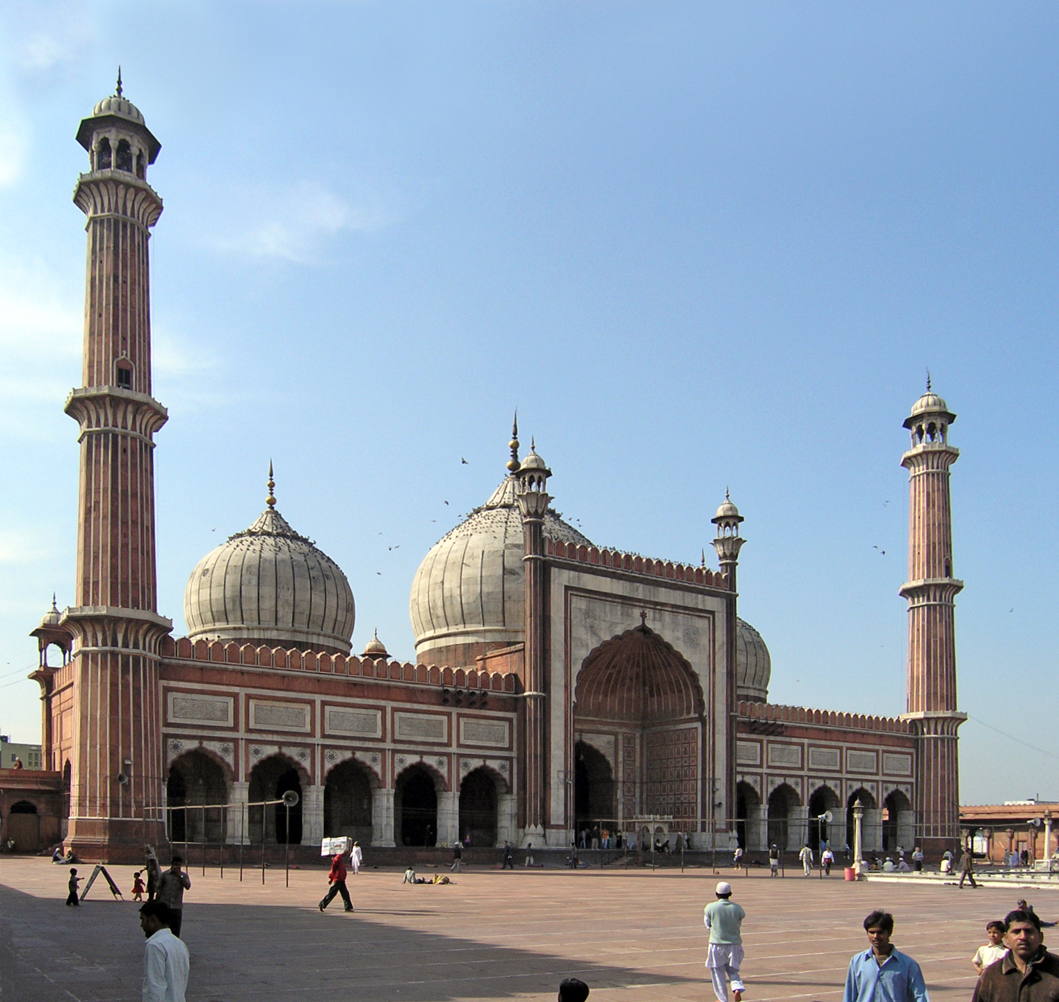 Jama_Masjid_is_the_largest_mosque_in_India._Delhi,_India..jpg
