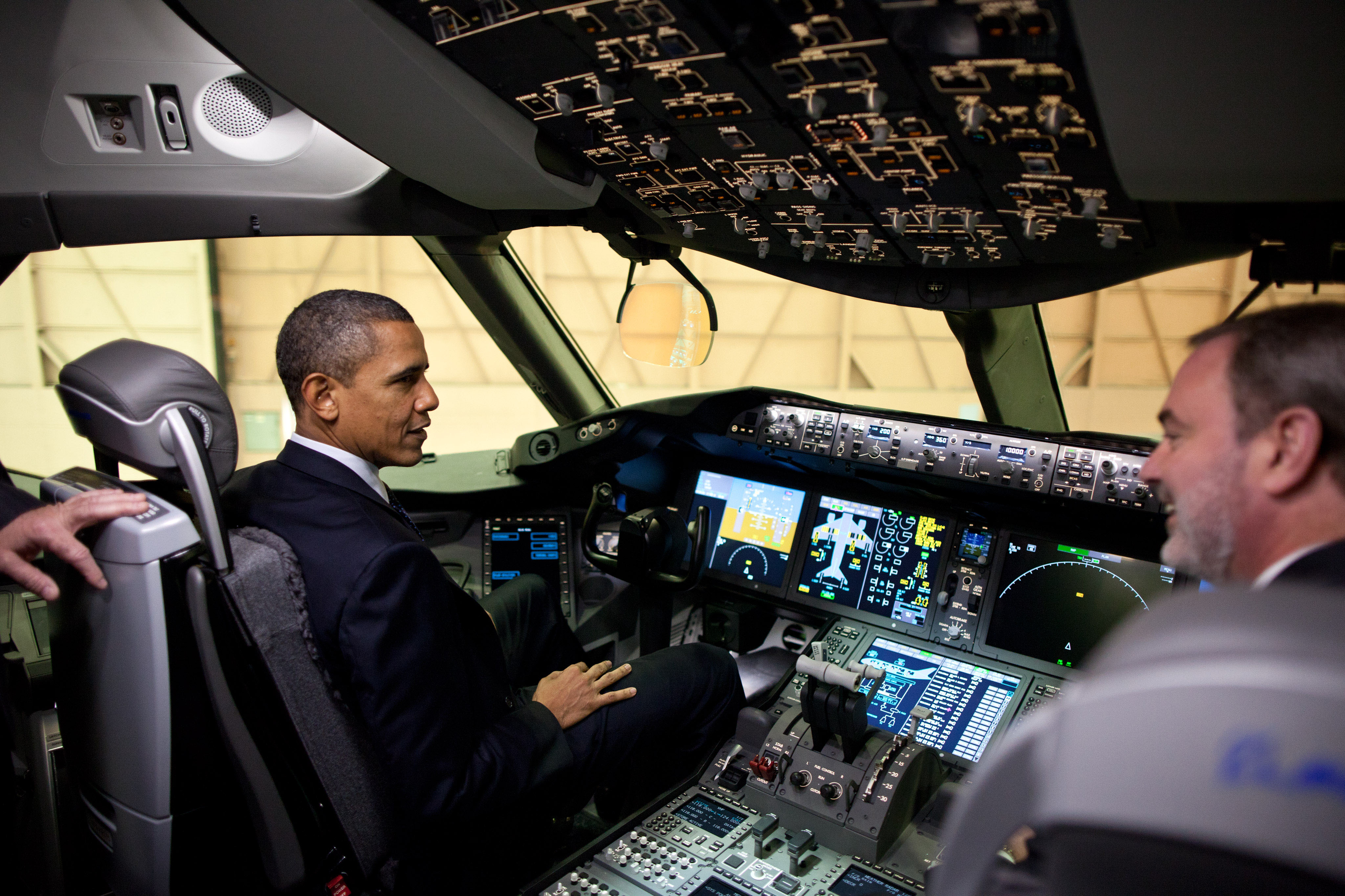 Barack_Obama_in_a_Boeing_787_cockpit.jpg