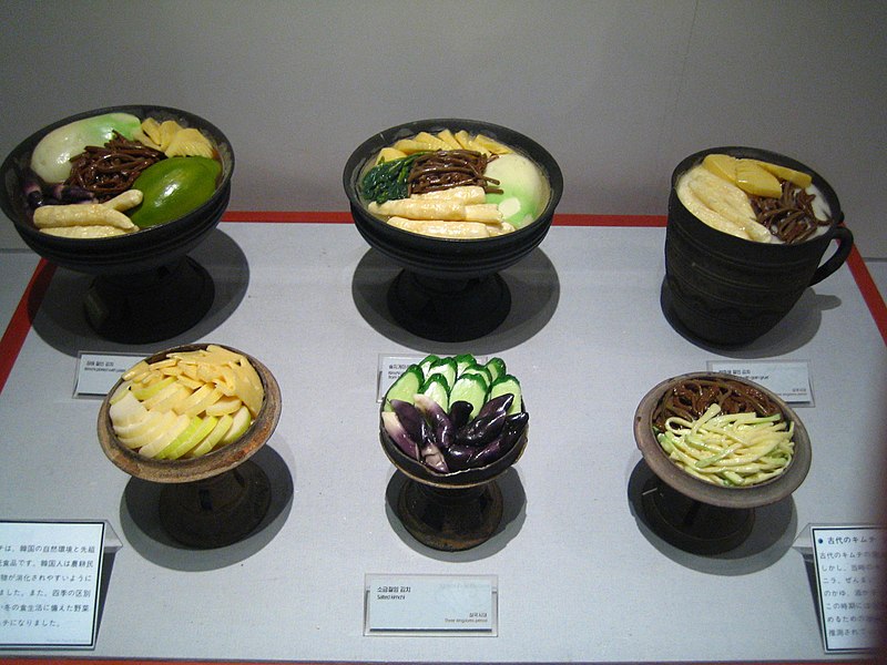 800px-Korea-Kimchi-Ancient.form-Museum-01.jpg