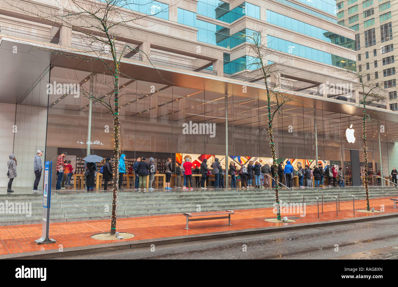 people-are-embracing-the-rain-to-be-in-line-in-front-of-apple-store-in-portland-oregon-for-an-after-christmas-sale-RAG8XN.jpg