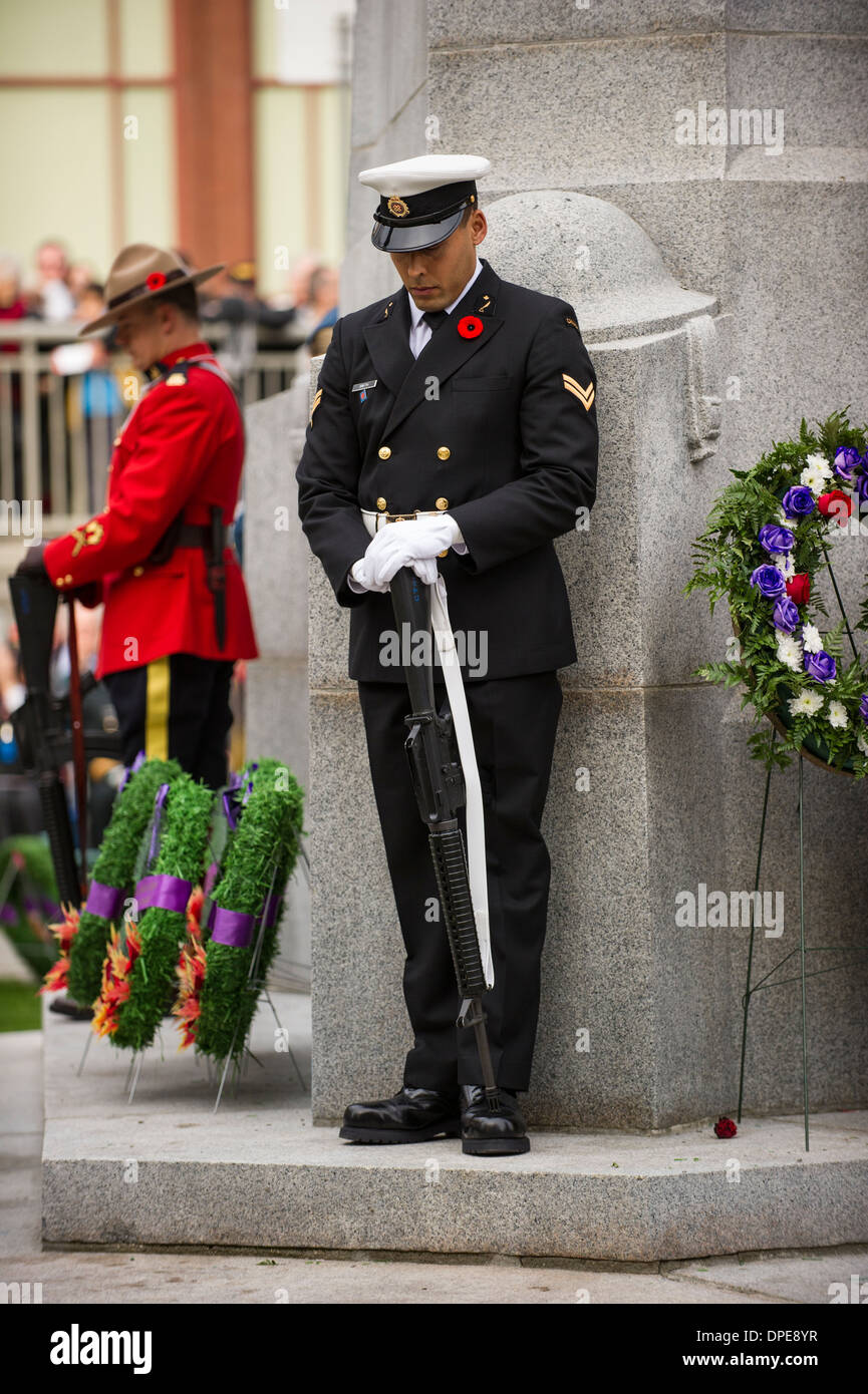 canadian-military-honour-guard-at-vancouver-cenotaph-remembrance-day-DPE8YR.jpg