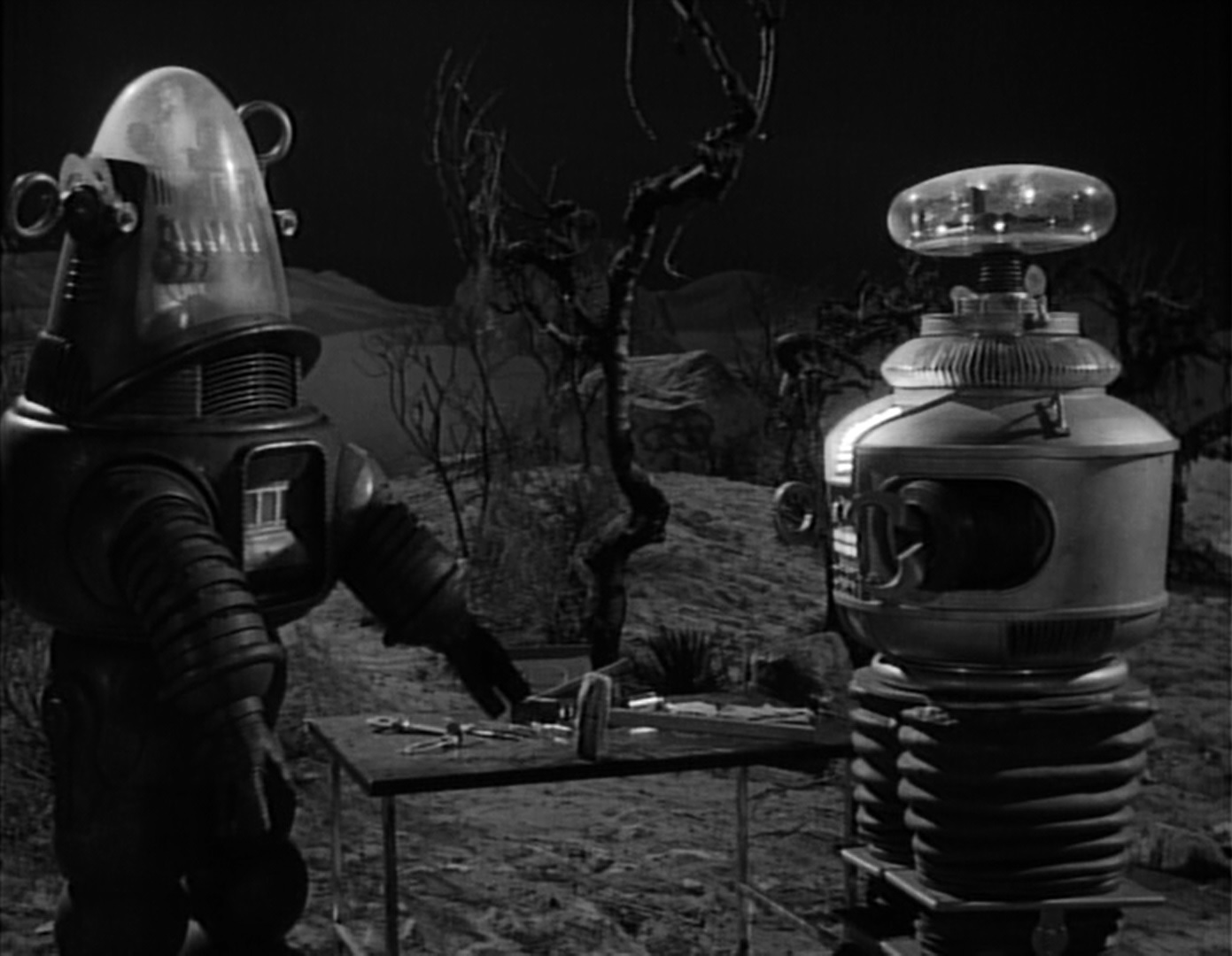 Lost-in-Space-War-of-the-Robots-2.jpg