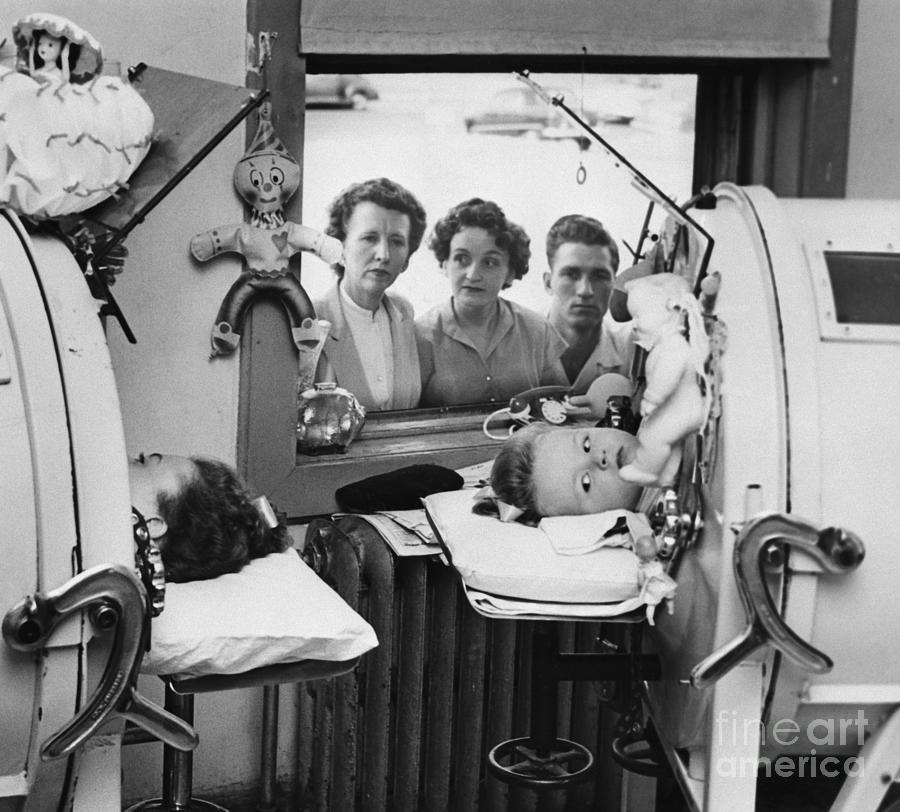 children-with-polio-in-iron-lung-bettmann.jpg