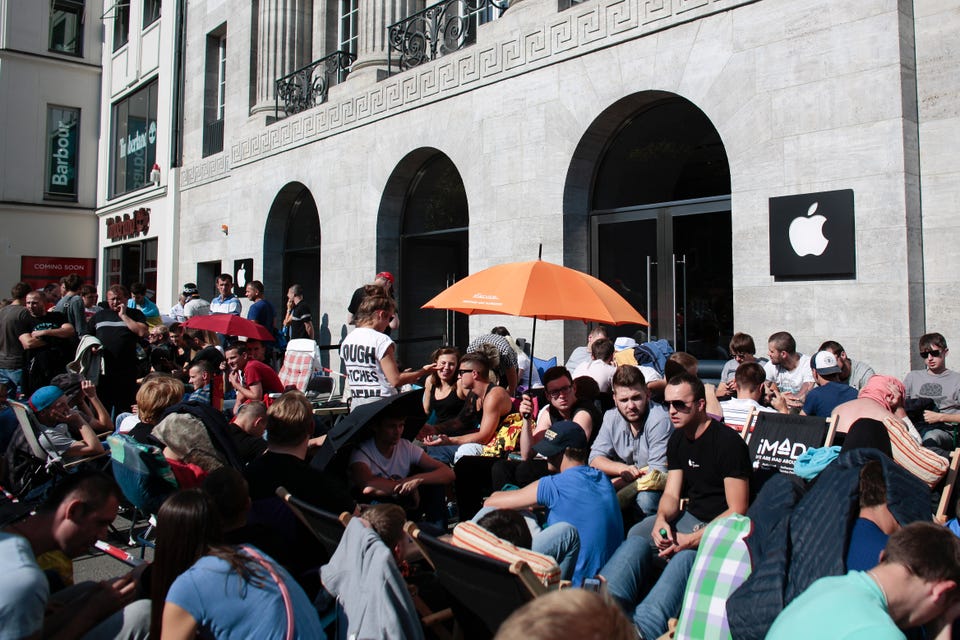 hundreds-line-up-in-front-of-an-apple-store-in-central-berlin-germany.jpg