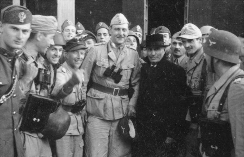 Bundesarchiv_Bild_101I-567-1503C-15,_Gran_Sasso,_Mussolini_vor_Hotel.jpg