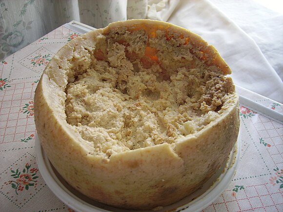 580px-Casu_Marzu_cheese.jpg