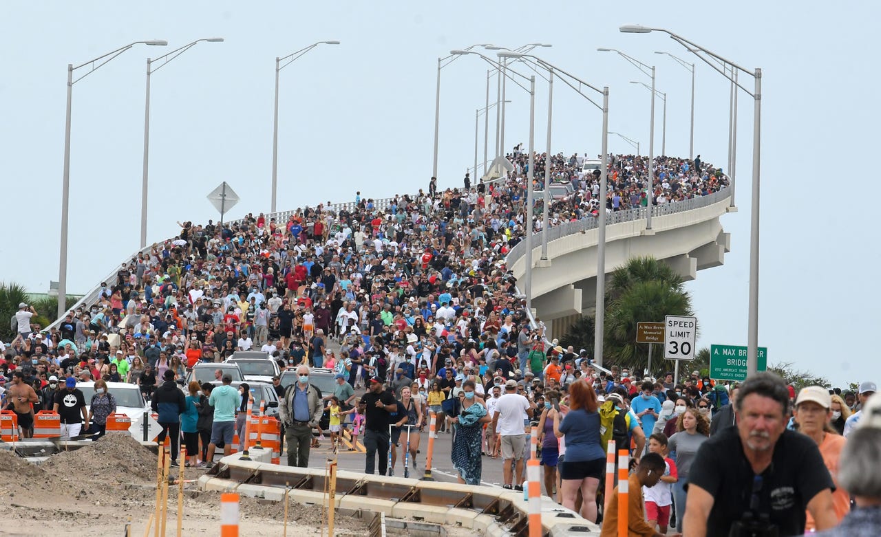 7ae38e24-8895-47d8-9572-29ac26723395-SpaceX_Scrubbed_Spectators_on_Wednesday_1_.jpg